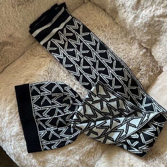 Michael Kors metallic logo beanie and scarf set - Picture 4 of 4